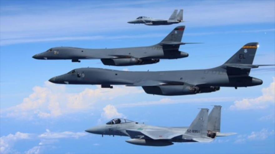 Los F-15 japoneses realizan un simulacro aéreo junto con los bombarderos estratégicos B1-B Lancer de la Fuerza Aérea de EE.UU., 9 de septiembre de 2017