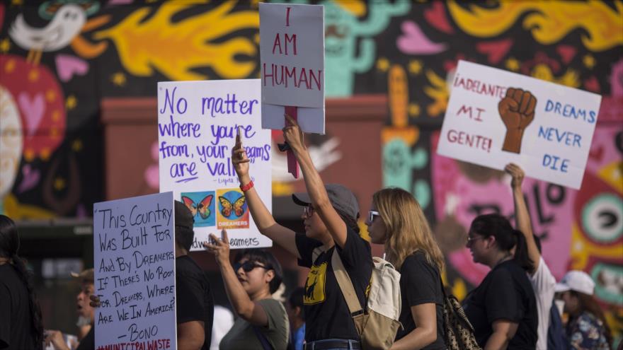 ‘Dreamers’ de Los Ángeles se manifiestan en defensa de DACA