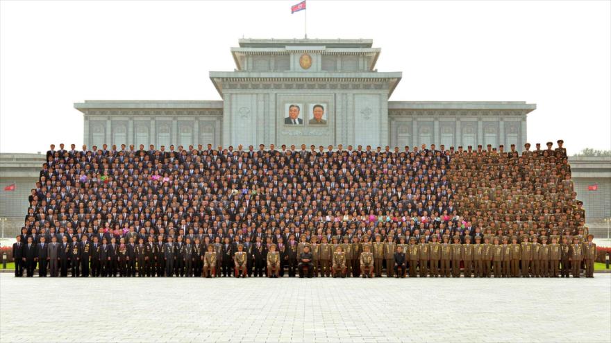 Líder norcoreano, Kim Jong-un junto a científicos y técnicos nucleares en el Palacio de Kumsusan del Sol, en Pyongyang, 10 de septiembre de 2017.