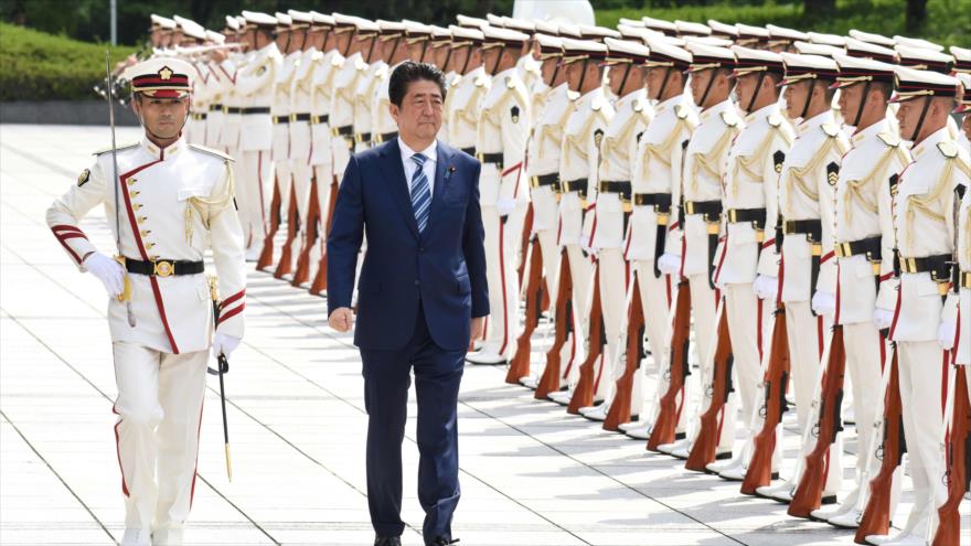 El primer ministro japonés, Shinzo Abe (centro) revisa la guardia de honor en el Ministerio de Defensa en Tokio, 11 de septiembre de 2017.