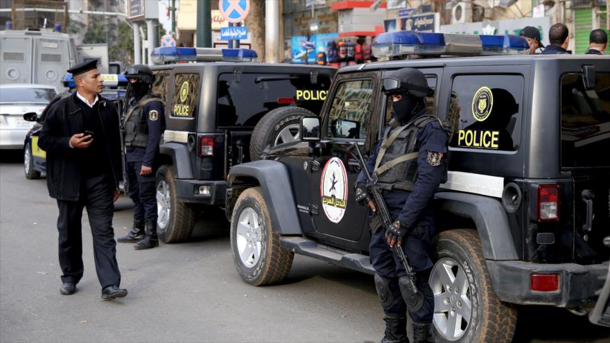 Policías egipcios de guardia en una plaza en El Cairo (capital), 25 de enero de 2017.
