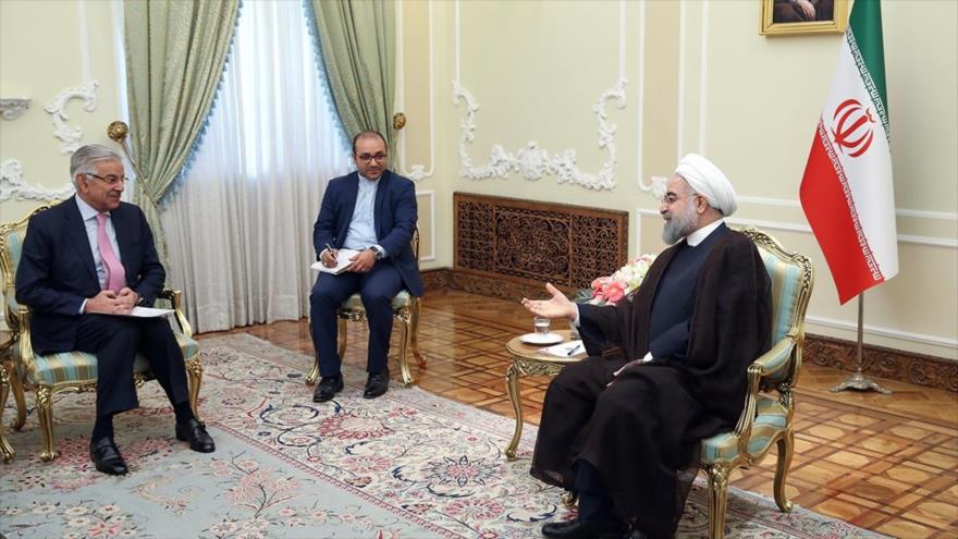 Hasan Rohani, presidente de Irán, recibe al canciller de Paquistán, Jawaya Mohamad Asef, 11 de septiembre de 2017.