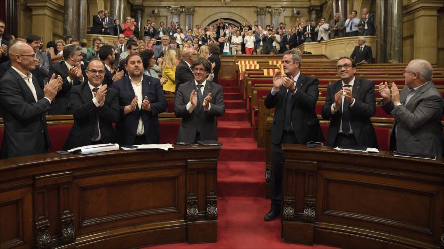 Miembros del Parlamento catalán aplauden tras la aprobación de un proyecto de referéndum sobre la independencia en Barcelona, 6 de septiembre de 2017.