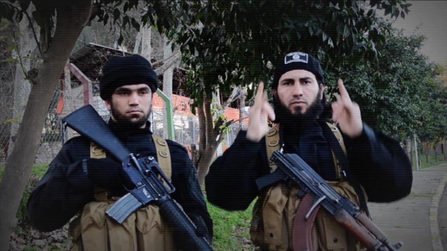 Imagen captada de un vídeo propagandístico del EIIL muestra a terroristas de este grupo en Mosul, norte de Irak.