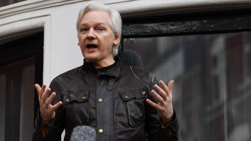 El fundador de Wikileaks, Julian Assange, en el balcón de la embajada de Ecuador en Londres (capital británica), 19 de mayo de 2017.