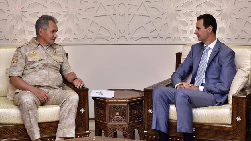 El ministro ruso de Defensa, Serguéi Shoigu (izda.), se reúne con el presidente sirio, Bashar al-Asad, 12 de septiembre de 2017.