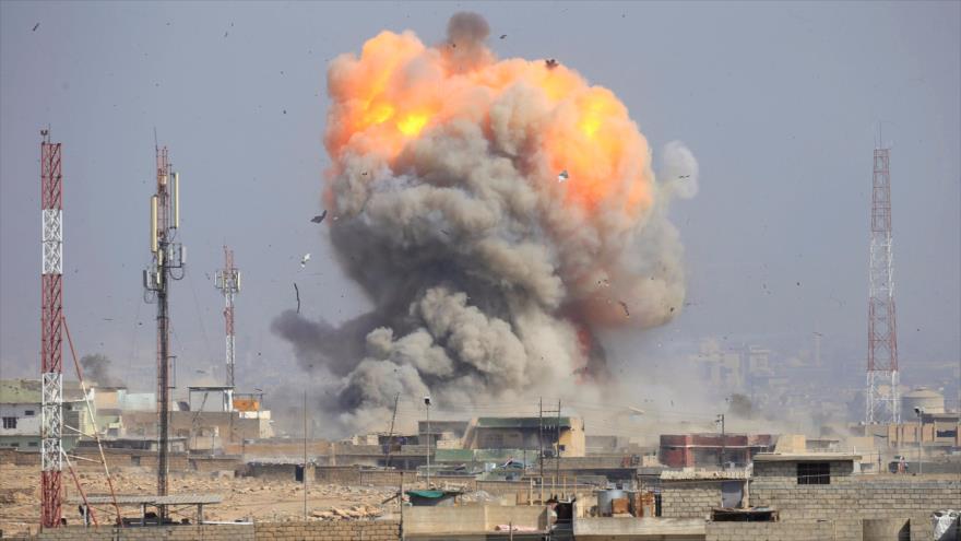 Columna de humo provocada a consecuencia de un ataques aéreo de la coalición de EE.UU. contra posiciones civiles en norte de Siria.