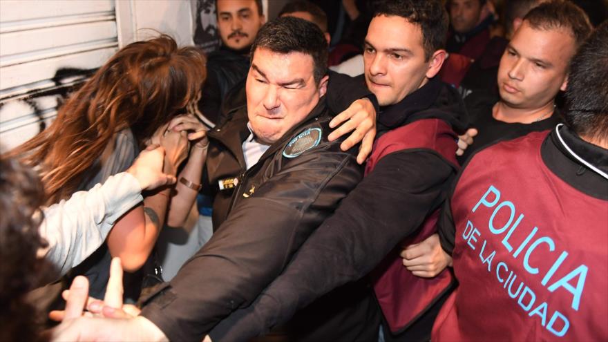 La Policía argentina se enfrenta a los manifestantes pro derechos humanos que piden la aparición de Santiago Maldonado, 1 de septiembre de 2017.