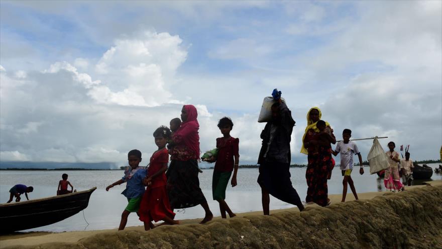 Musulmanes rohingyas tras cruzar el río Naf en la ciudad de Teknaf, Bangladés, 12 de septiembre de 2017.