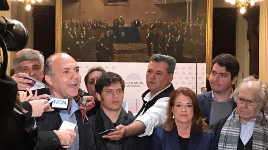 El Diputado opositor argentino, Guillermo Carmona, habla con los medios de comunicaciones, 13 de septiembre de 2017.