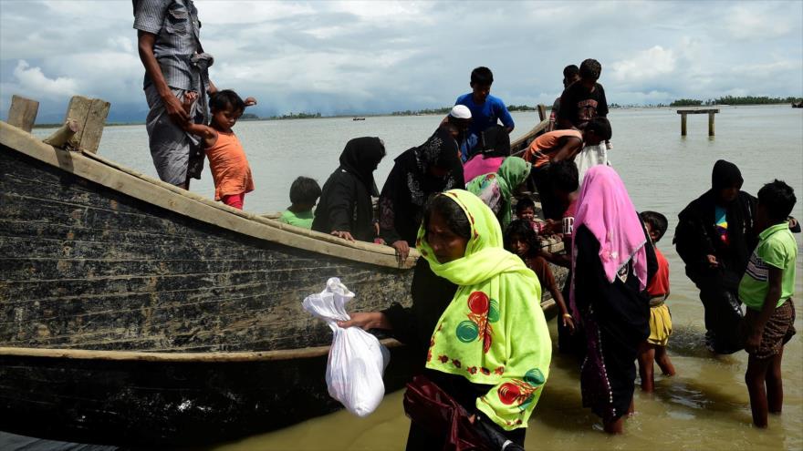 Un grupo de musulmanes rohingyas llega al río Naf en la ciudad de Teknaf, Bangladés, 12 de septiembre de 2017.