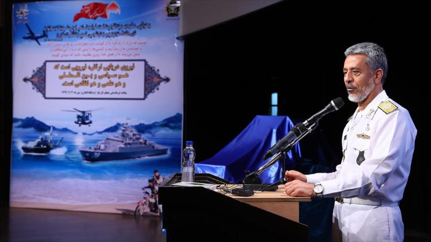 El contralmirante Habibolá Sayari habla en un acto oficial en ocasión del Día Nacional de la Fuerza Naval del Ejército de Irán.
