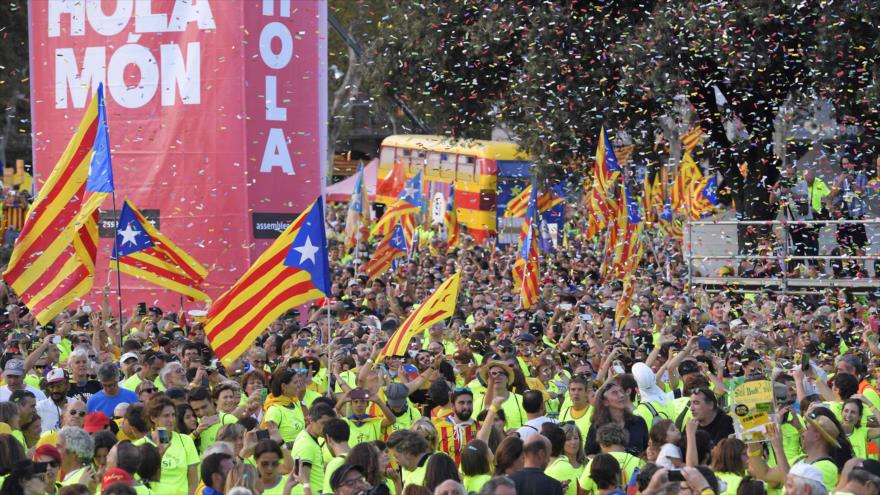 Catalanes ondean banderas independentistas, durante una manifestación del Día Nacional de Cataluña, la Diada, en Barcelona, 11 de septiembre de 2017.