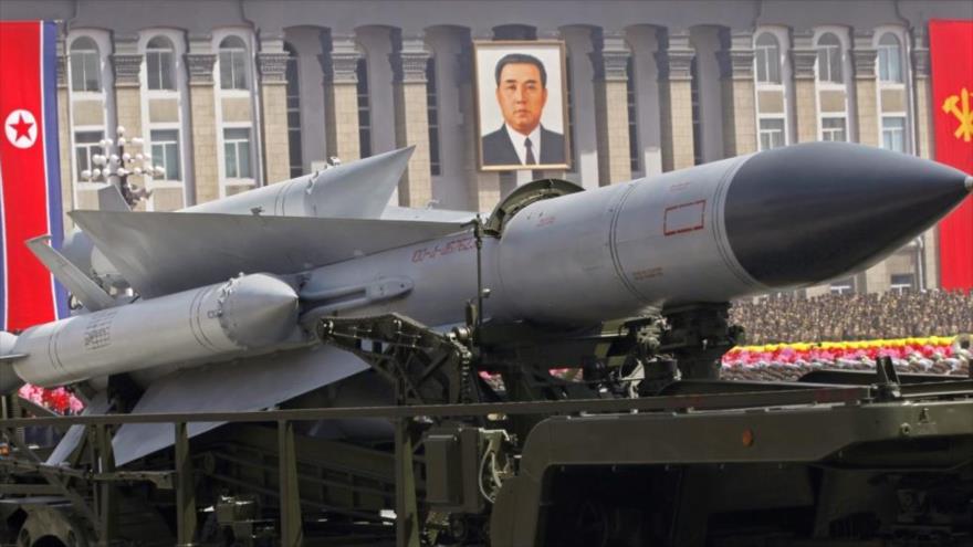 Un misil norcoreano exhibido en público.