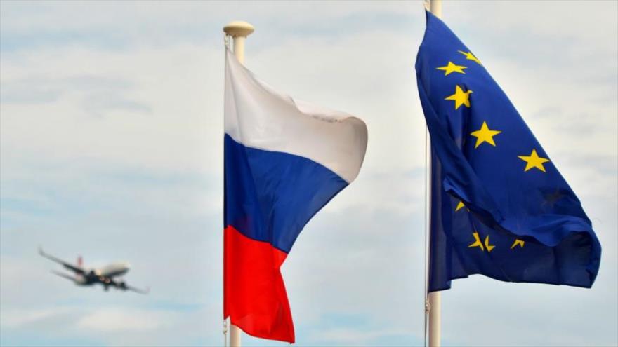 La bandera rusa (izda.) junto a la bandera de la Unión Europea (UE).