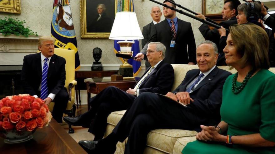 Donald Trump, se reúne con los senadores Mitch McConnell y Chuck Schumer y la representante demócrata Nancy Pelosi, 13 de septiembre de 2017.