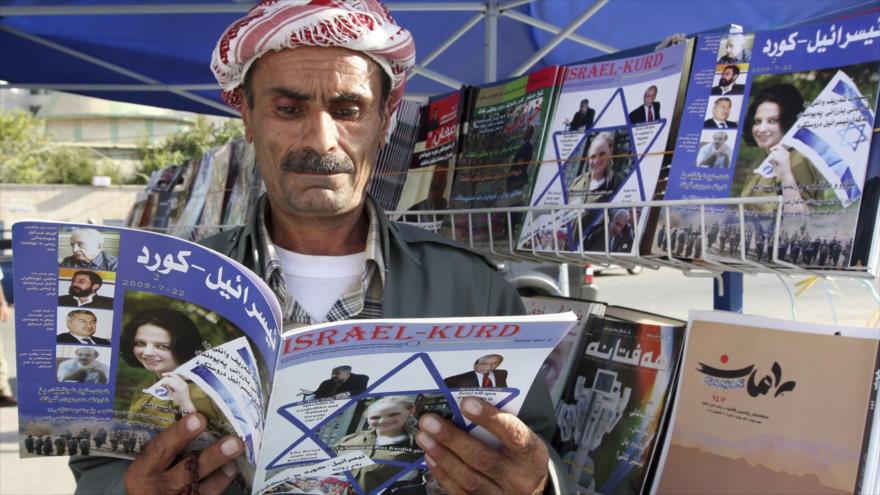 Un kurdo iraquí lee una copia de la revista kurdo-israelí en una calle de Erbil, en Irak, 2009.