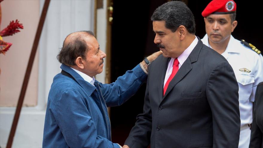 El presidente nicaragüense, Daniel Ortega (izda.), y su homólogo venezolano, Nicolás Maduro, en el Palacio de Miraflores (Caracas), 5 de marzo de 2017.