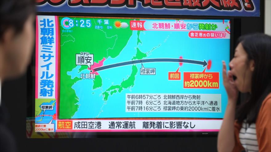 Un canal de televisión de Japón muestra la trayectoria del misil disparado por Corea del Sur, 14 de septiembre de 2017.