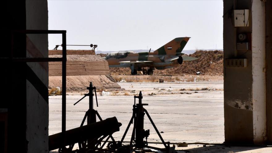 Un avión de combate abandonado en el aeropuerto militar de la ciudad de Deir Ezzor, en sureste de Siria, 11 de septiembre de 2017.