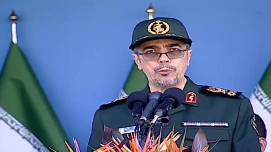 El general de división Mohamad Husein Baqeri, jefe del Estado Mayor de las Fuerzas Armadas de Irán, habla un desfile militar en Teherán (capital persa).