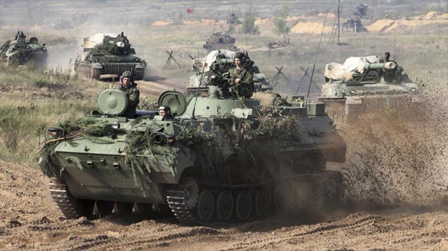 Fuerzas bielorrusas a bordo de vehículos militares se preparan para las maniobras conjuntas con Rusia en Bielorrusia, 11 de septiembre de 2017. 