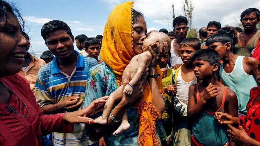 Una mujer rohingya llora la muerte de su bebé de 40 días durante su éxodo hacia Bangladés.