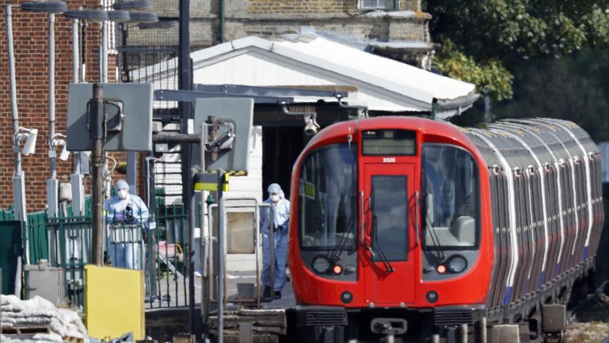 Los efectivos policiales se despliegan en la estación de metro de Parsons Green, oeste de Londres, tras una explosión de bomba, 15 de septiembre de 2017.