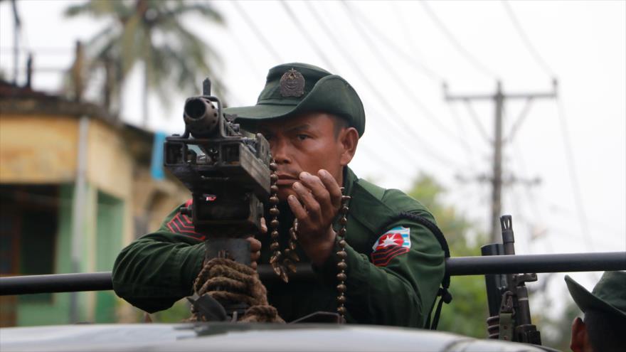Un soldado birmano fuertemente armado patrulla Maungdaw, en el estado de Rajine de Myanmar, 12 de octubre de 2016. 