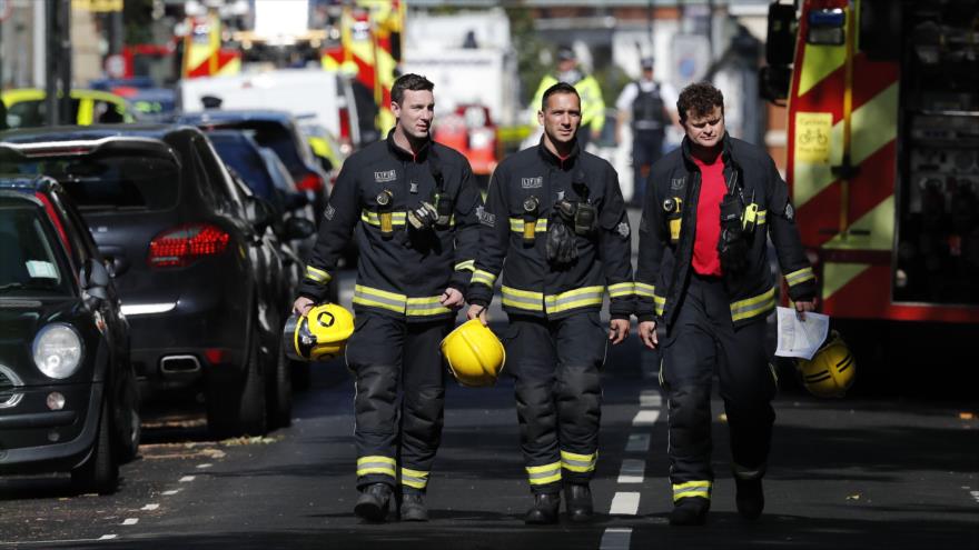 Miembros del servicio de emergencia de la brigada de bomberos de Londres cerca de la estación de metro de Parsons Green, 15 de septiembre de 2017.