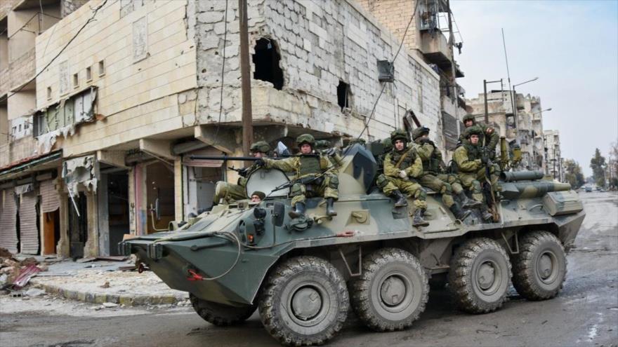 Fuerzas rusas patrullan las calles de Alepo, norte de Siria.