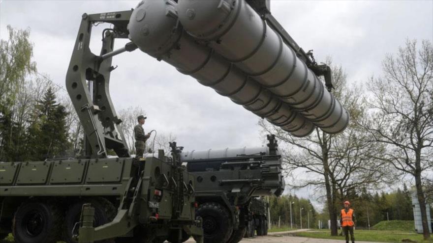 El sistema de misiles antiaéreo S-400 Triumf en una región de Moscú, capital rusa.