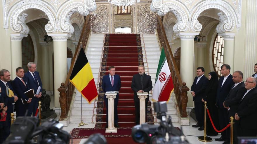 El presidente del Parlamento iraní, Ali Lariyani (dcha.), y su homólogo belga, Siegfried Bracke, en Teherán (capital iraní), 16 de septiembre de 2017.