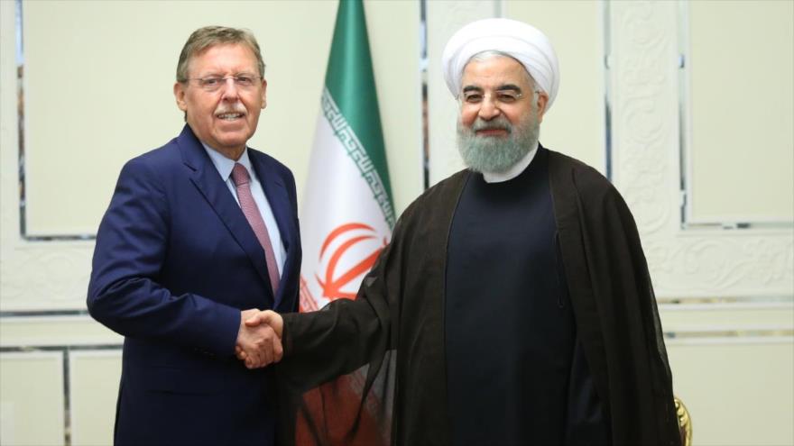 El presidente de Irán, Hasan Rohani (dcha.), y el máximo legislador belga, Siegfried Bracke, en Teherán, 16 de septiembre de 2017.