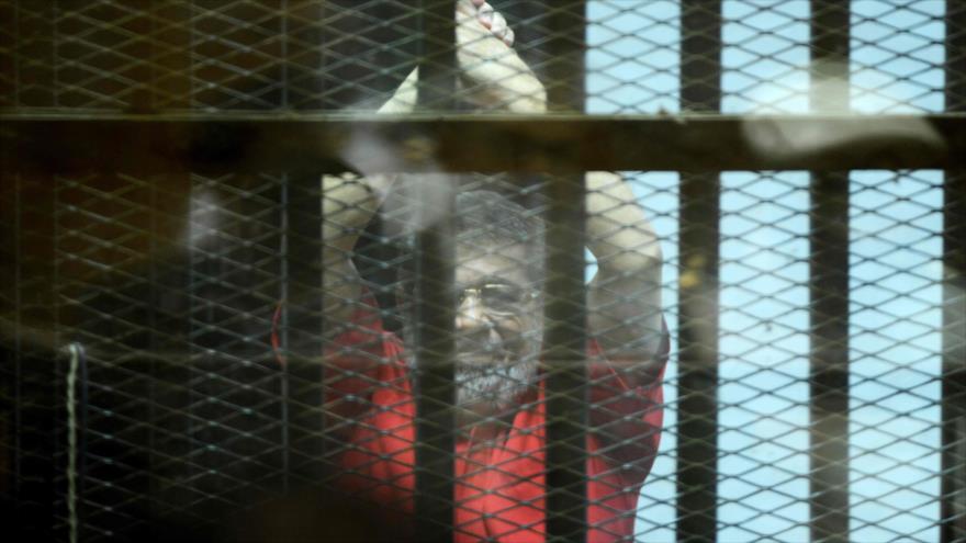 El presidente derrocado de Egipto, Mohamad Mursi, en una sesión del juicio en su contra en El Cairo, capital egipcia, 18 de junio de 2016.