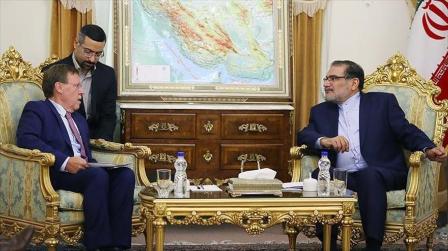 Ali Shamjani (dcha.) se reúne con Siegfried Bracke en Teherán, capital de Irán, 16 de septiembre de 2017.