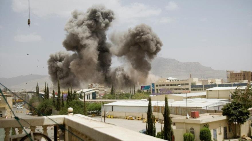 Columna de humo producida tras un ataque aéreo saudí en Saná, la capital de Yemen.