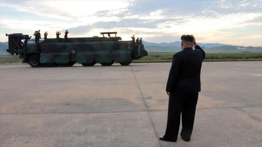 El líder de Corea del Norte, Kim Jong-un, inspecciona el lanzamiento del misil Hwasong-12, 15 de septiembre de 2017.