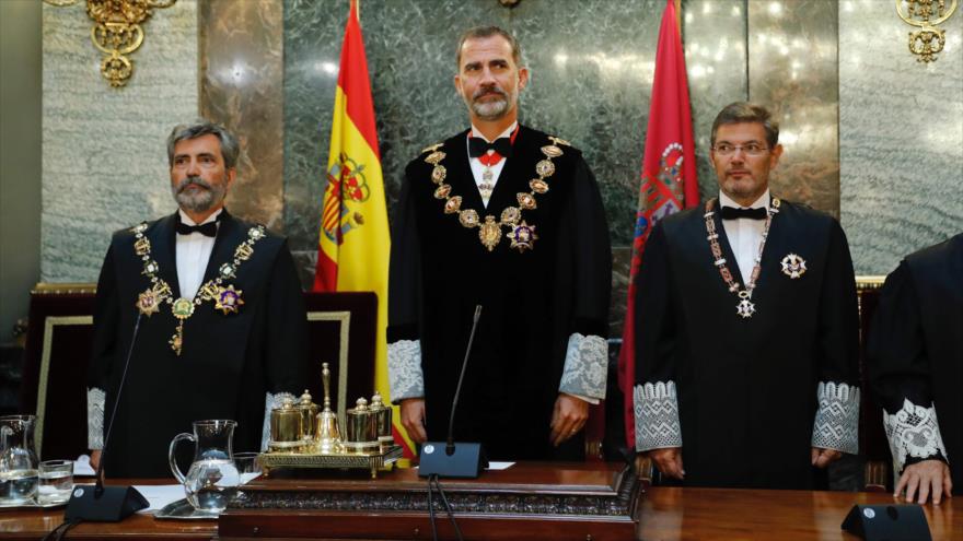 El ministro de Justicia, Rafael Catalá (dcha.), el rey Felipe VI y el presidente del Tribunal Supremo, asisten a una reunión, 5 de septiembre de 2017.