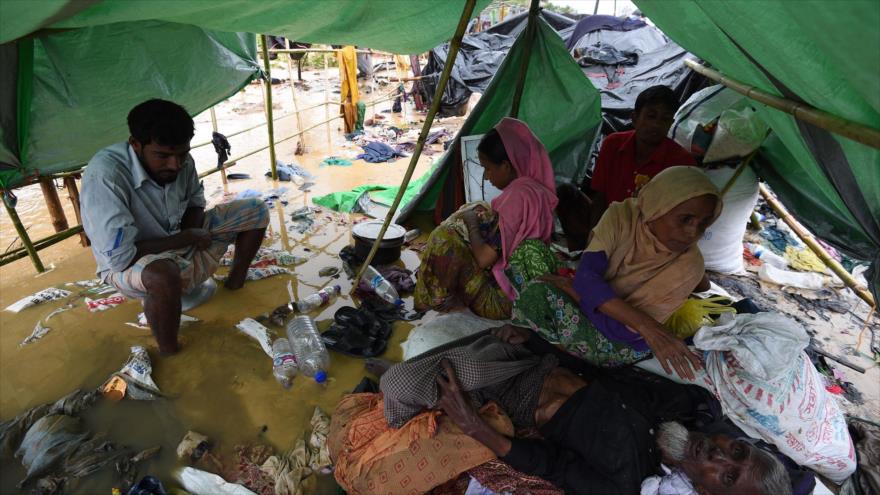 Una familia Rohingya bajo una tienda en un campo de refugiados en Bangladés, 17 de septiembre de 2017.