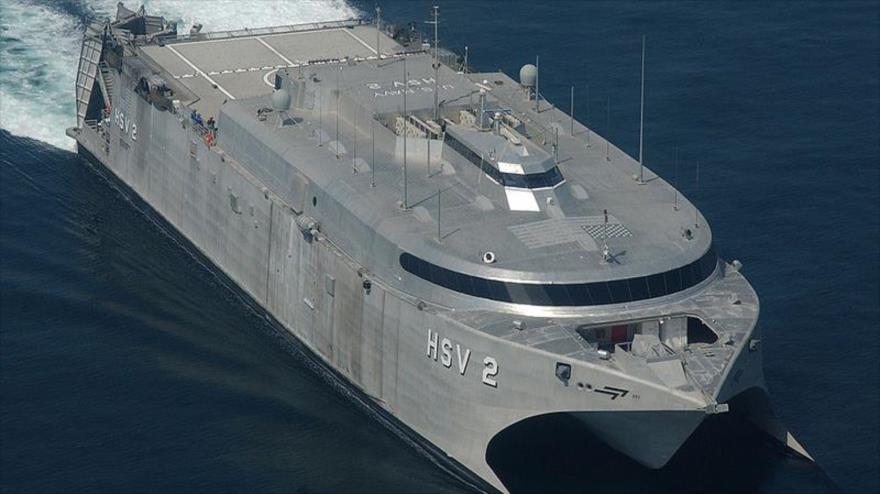 Un catamarán híbrido tipo HSV-2 Swift perteneciente a la Fuerza Naval de los Emiratos Árabes Unidos (EAU).