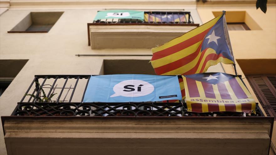 Un balcón decorado con Estelades (banderas catalanas pro independencia) en apoyo al sí en la consulta independentista, 16 de septiembre de 2017.