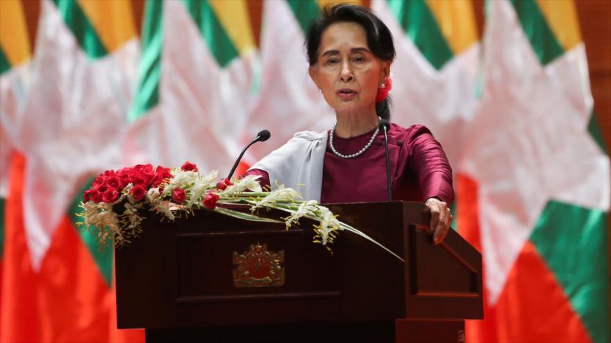 La líder de facto birmana, Aung San Suu Kyi, ofrece declaraciones sobre la violencia contra musulmanes rohingyas, 19 de septiembre de 2017.