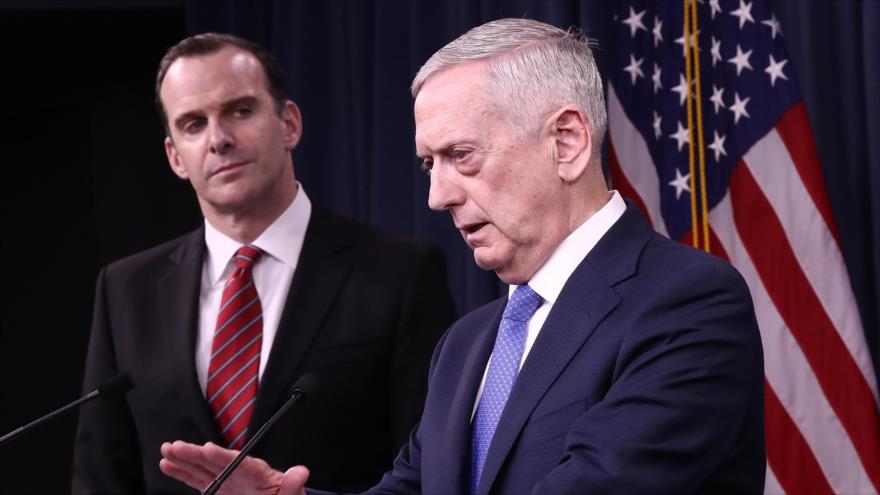 El secretario del Pentágono, James Mattis (dcha), ofrece rueda de prensa en Virginia, 19 de mayo de 2017.