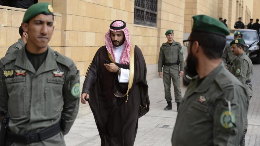 Las fuerzas de seguridad escoltan al príncipe heredero saudí, Mohamad bin Salman.