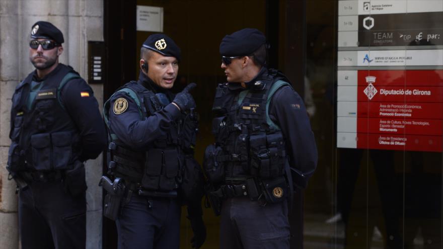 Agentes de la Guardia Civil española se encuentran fuera de la sede de empresa Aguas de Girona, en Barcelona, 19 de septiembre de 2017.
