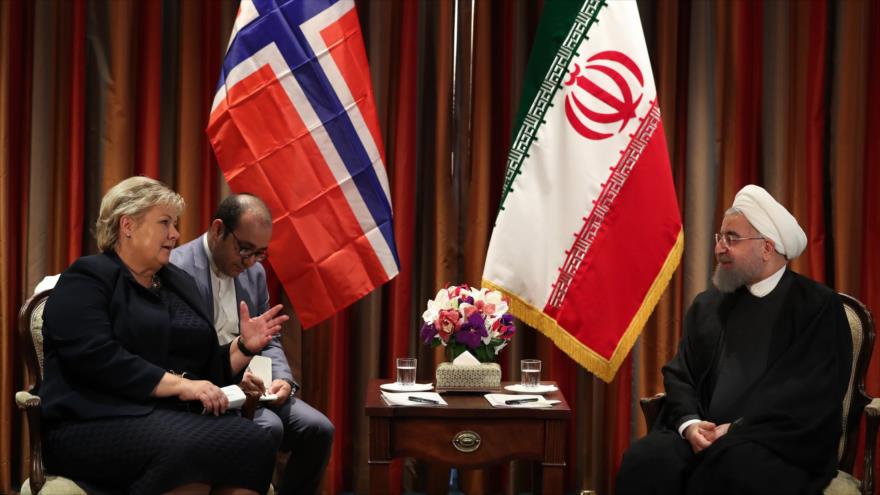 El presidente iraní, Hasan Rohani, se reúne con la primera ministra noruega, Erna Solberg, en Nueva York (EE.UU.), 20 de septiembre de 2017.