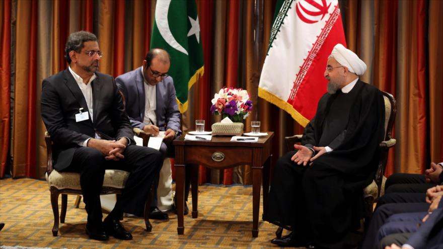 El presidente de Irán, Hasan Rohani (dcha.), se reúne con el primer ministro de Paquistán, Shahid Jaqan Abasi, en Nueva York, 19 de septiembre de 2017.