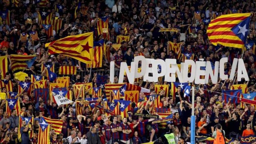 Las banderas de Cataluña en Camp Nou, el estadio del club FC Barcelona.
