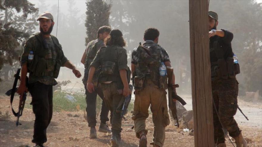 Integrantes del grupo terrorista Hayat Tahrir Al-Sham (HTS), vinculado a Al-Qaeda, en Idlib, oeste del territorio sirio.